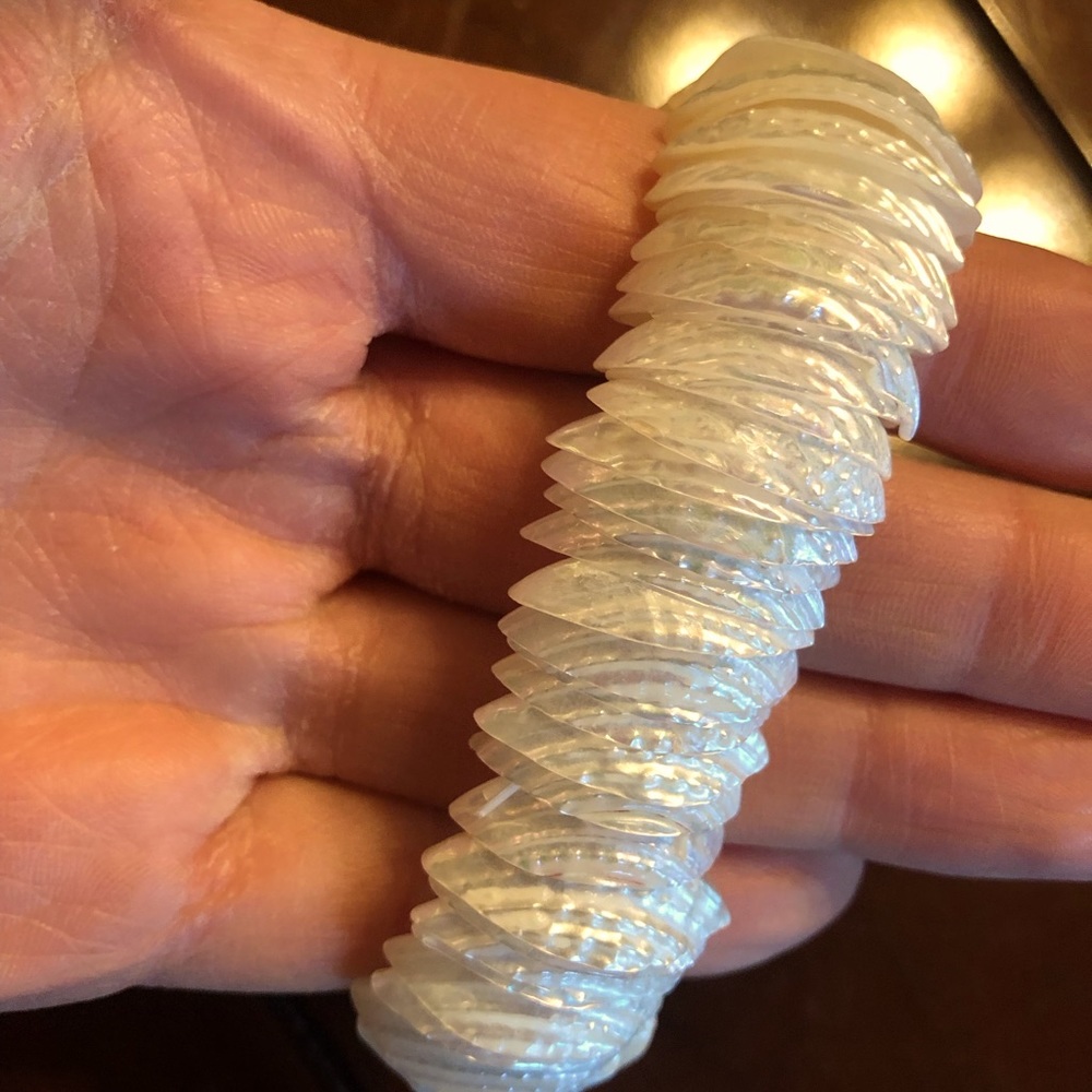 NWOT OS White Shell Bracelet Elastic Band